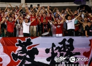 B体育app下载地址-比赛现场一片火爆，观众们为球队呐喊助威