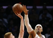 B体育app-老鹰主场大胜骑士，展现强劲实力