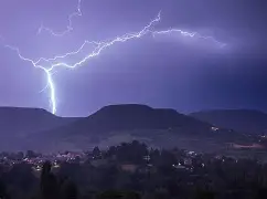 雷加内斯主场不败，保级前景明朗