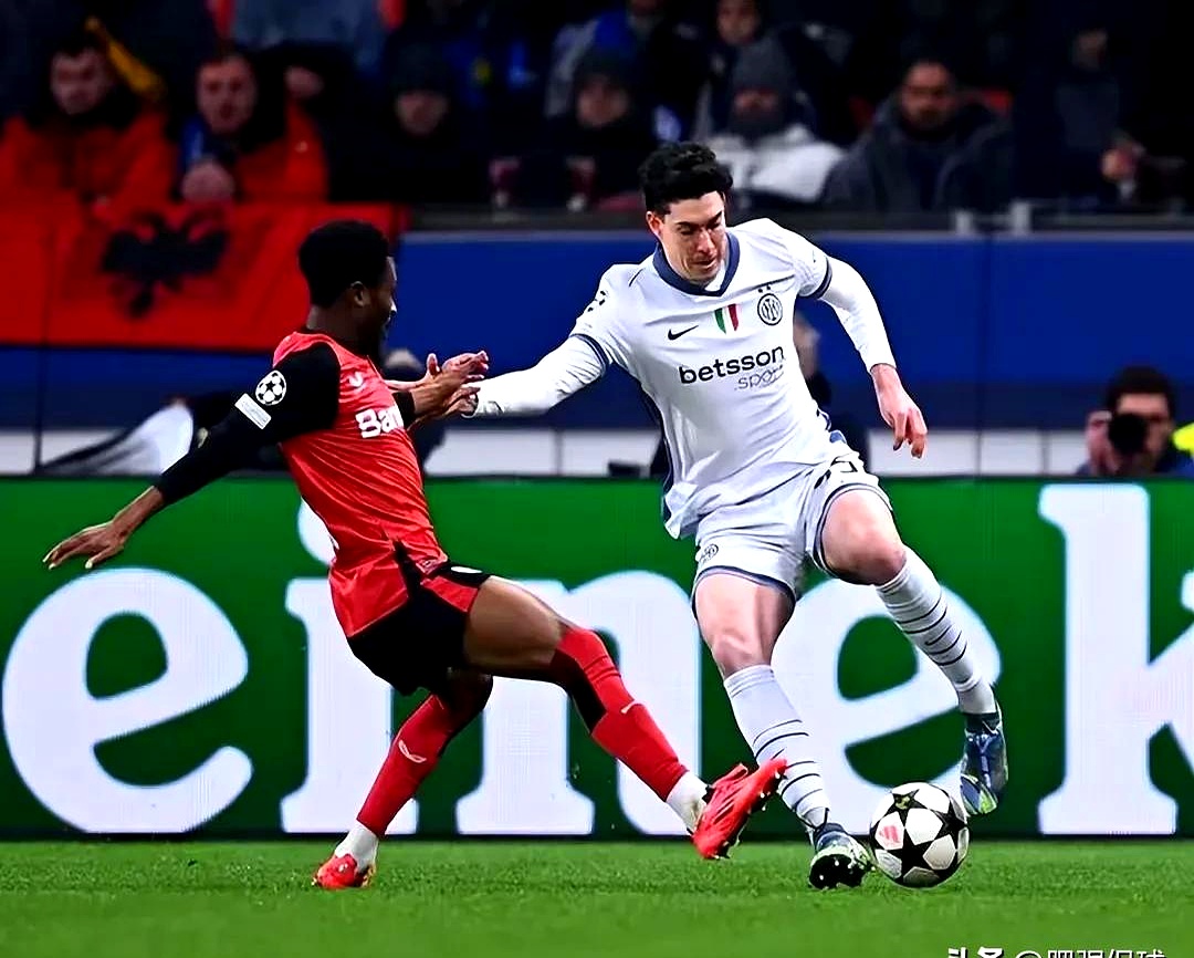 AC米兰教练组讨论下一场战术战略