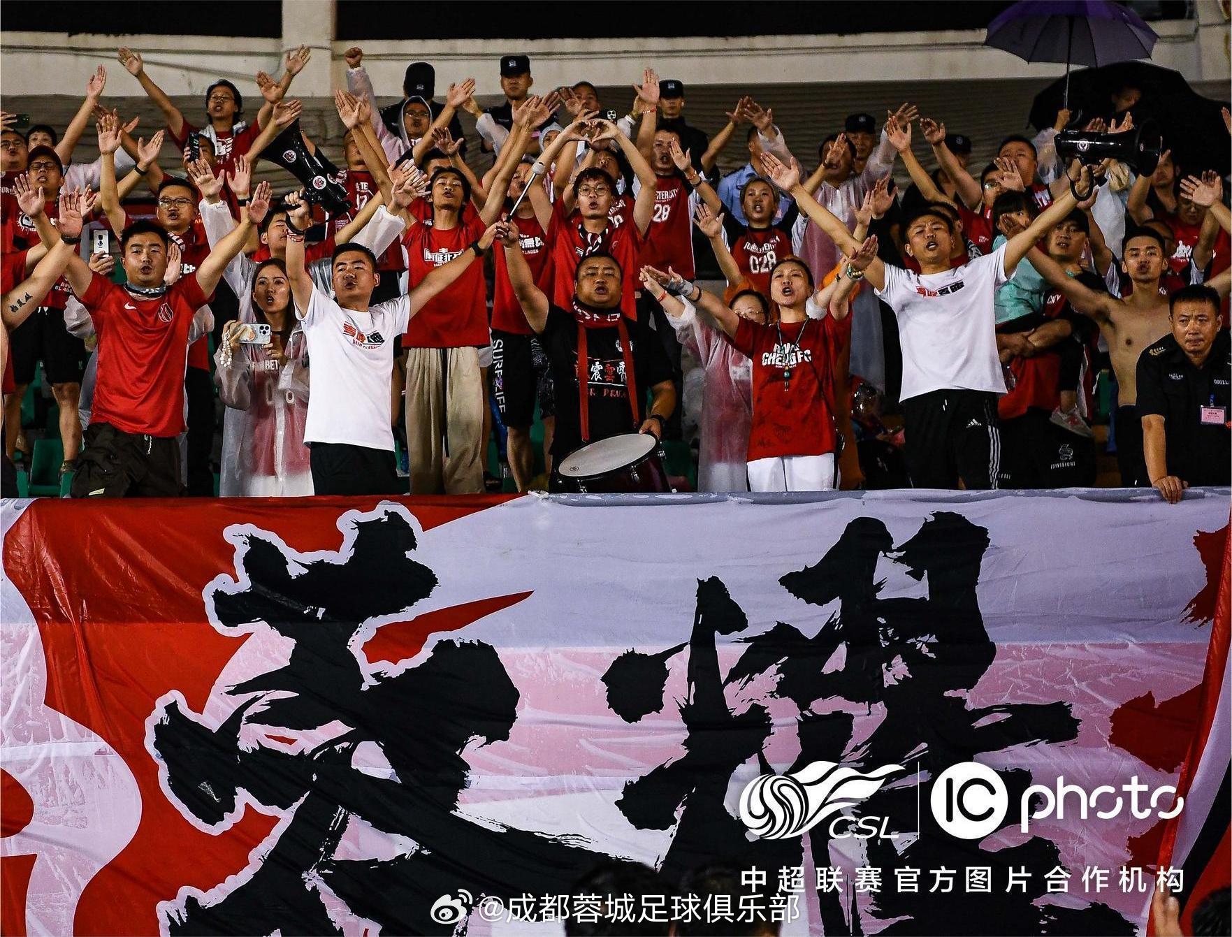 比赛现场一片火爆,观众们为球队呐喊助威 比赛现场一片火爆,观众们为球队呐喊助威