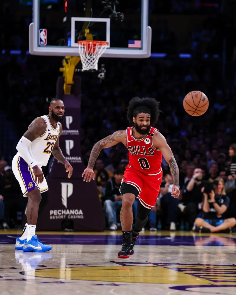 包含公牛后场火力全开，球队轻松取得连胜的词条