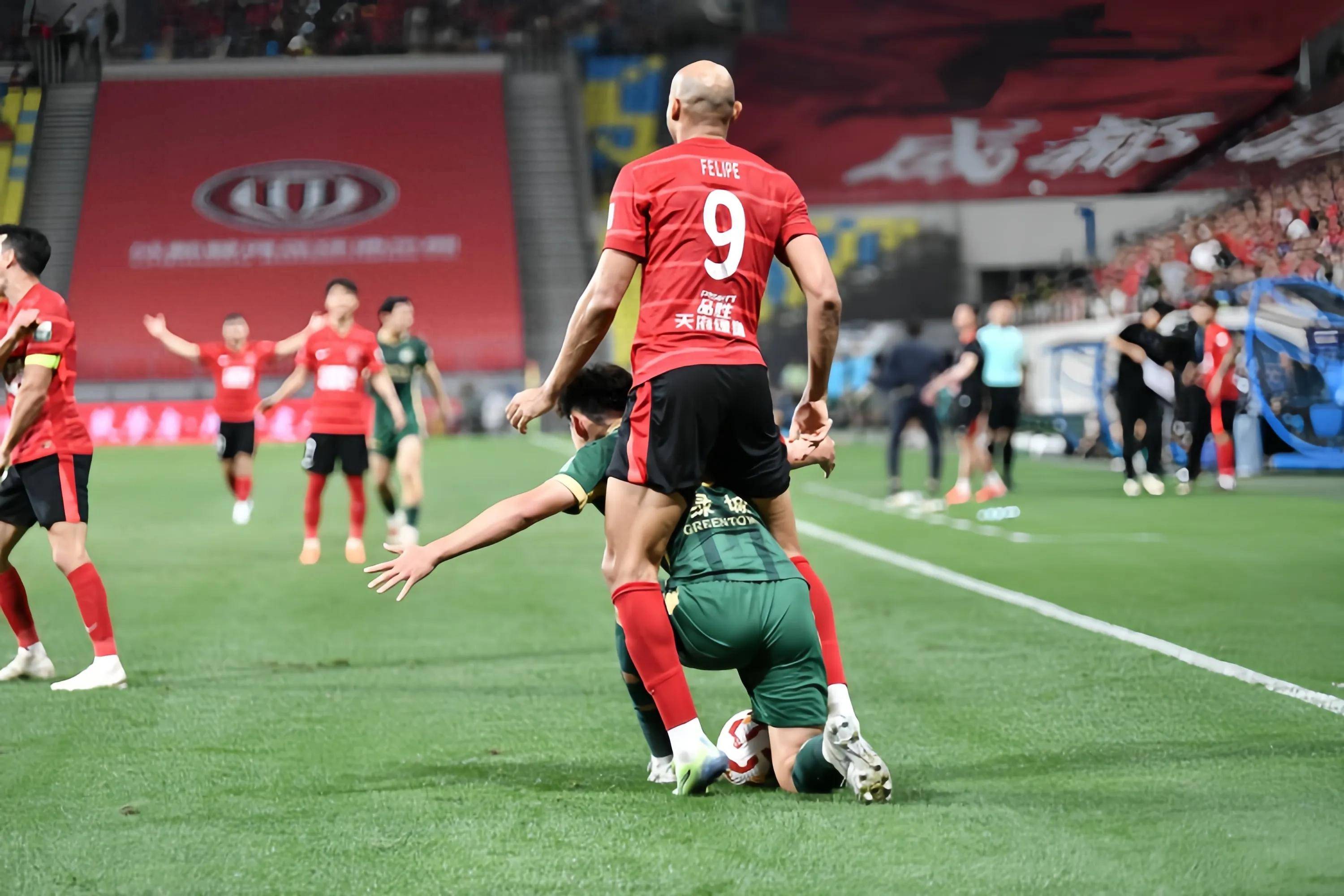 中超球员战术运用独特,场上表现引人注目 中超球员战术运用独特,场上表现引人注目