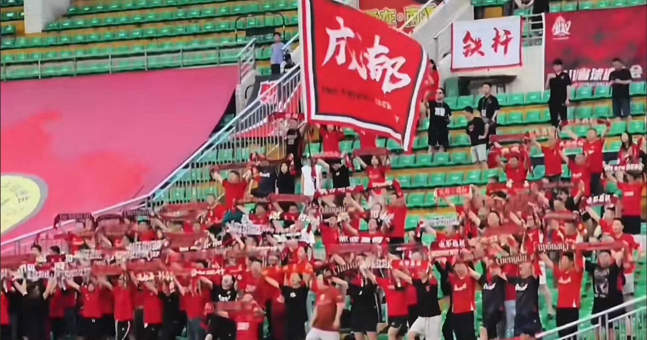 运动员在赛场上竭尽全力,争夺荣誉 运动员在赛场上竭尽全力,争夺荣誉