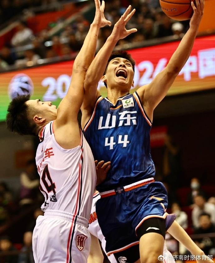 北京男篮在比赛中获得压倒性胜利 北京男篮在比赛中获得压倒性胜利